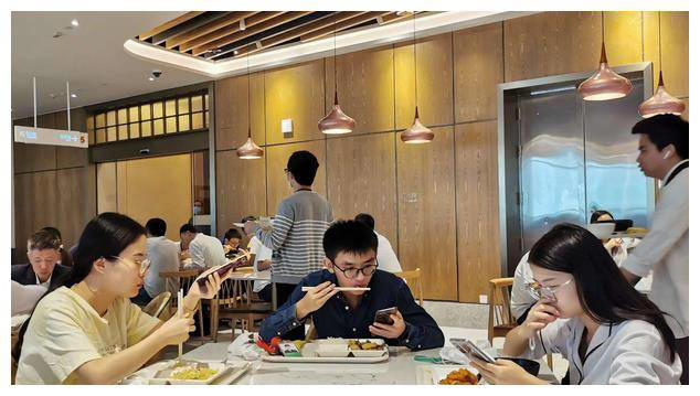 企鹅取消食堂福利，裁员降薪进行时，互联网要走下行了？