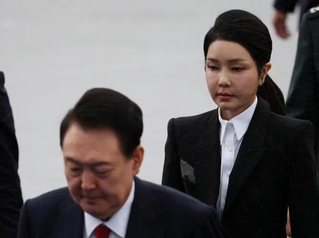 突发！韩国第一夫人金建希删除加密聊天账户，前国防部长企图卫生间内用衣服结绳自杀！最新细节披露