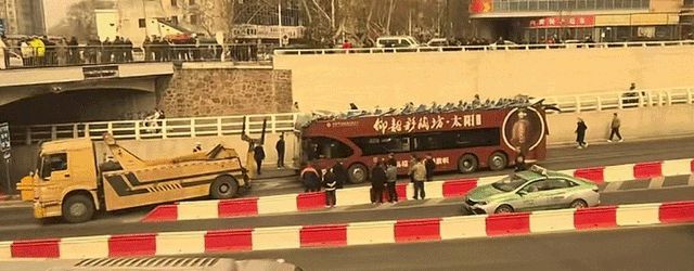 郑州一双层巴士过隧道车顶被削 公交集团：系驾驶员失误